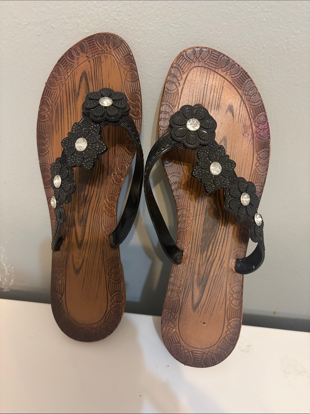 ⚜️Women’s Black Floral Beaded Flip Flop Sandals⚜️ - Picture 2 of 4
